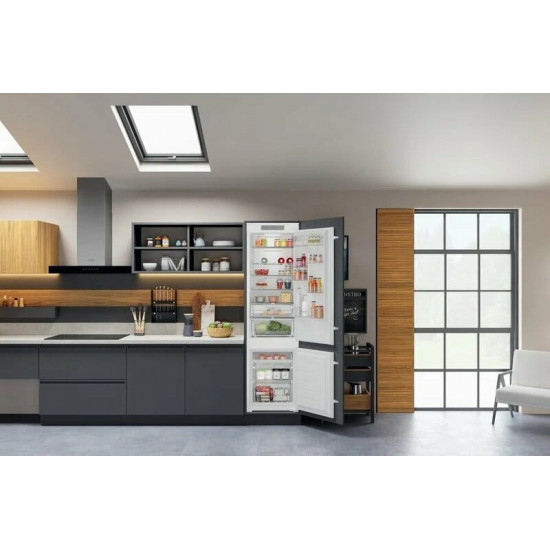 Вбудований холодильник Hotpoint-Ariston HAC20T321